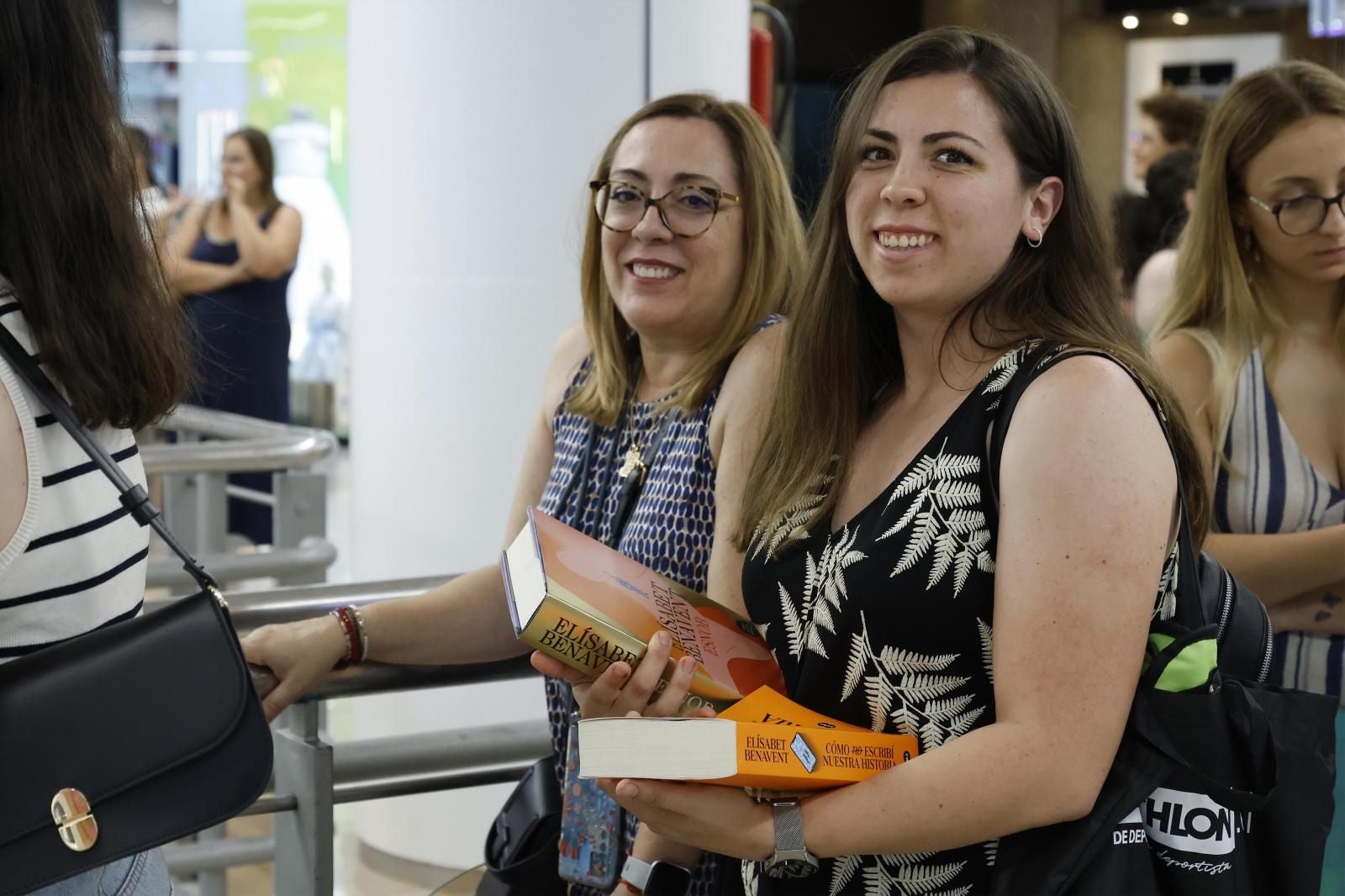 Elísabet Benavent firma libros en Valencia