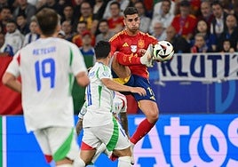 Ferran Torres controla un balón ante Italia en la Eurocopa 2024.