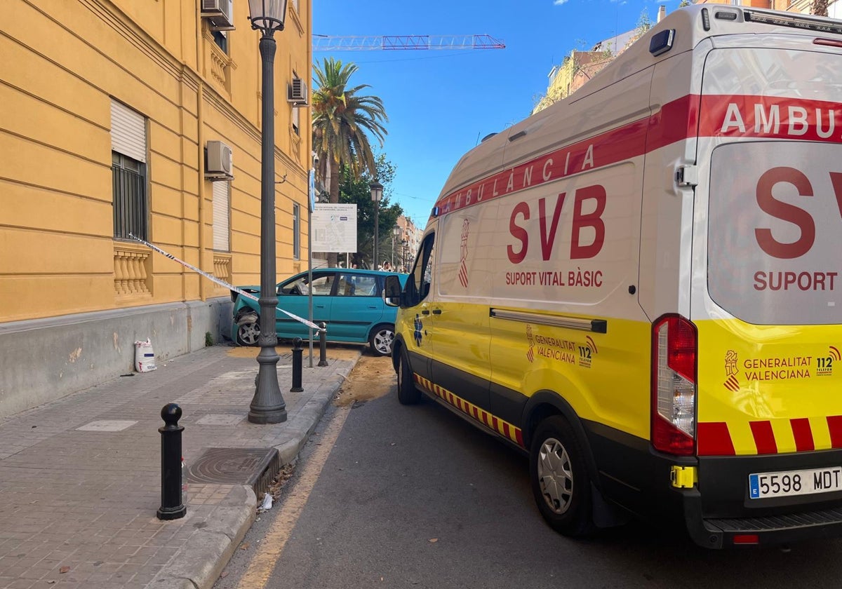 Una mujer se estrella con su coche contra la comisaría de Ruzafa tras sufrir una crisis epiléptica