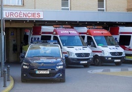 Imagen de archivo de unas ambulancias en el Hospital General de Castellón.