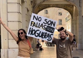 Elena Vidal con Lolo y su cartel de 'No son Fallas son Hogueras'.