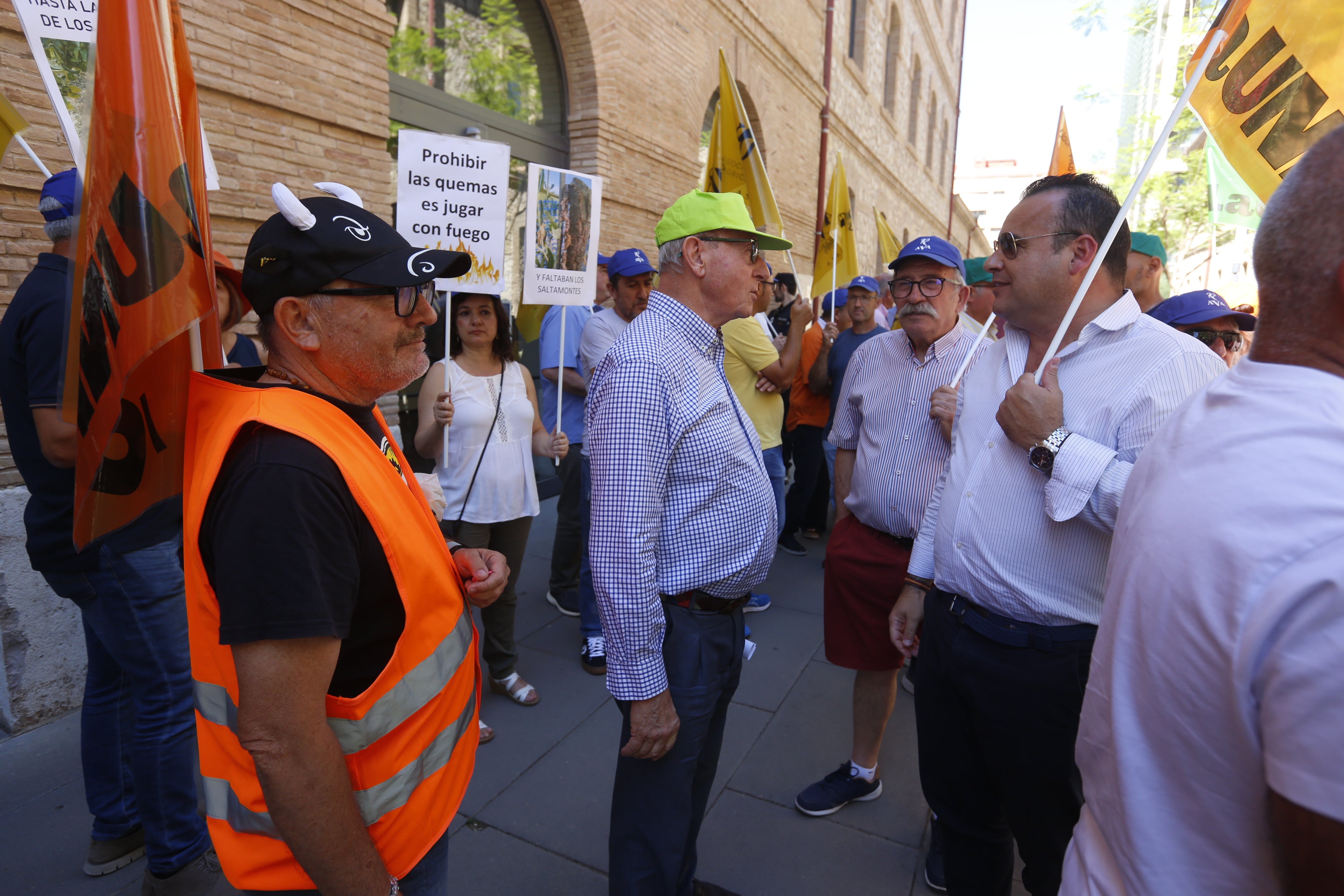 Protesta de agricultores frente a la Conselleria, en imágenes