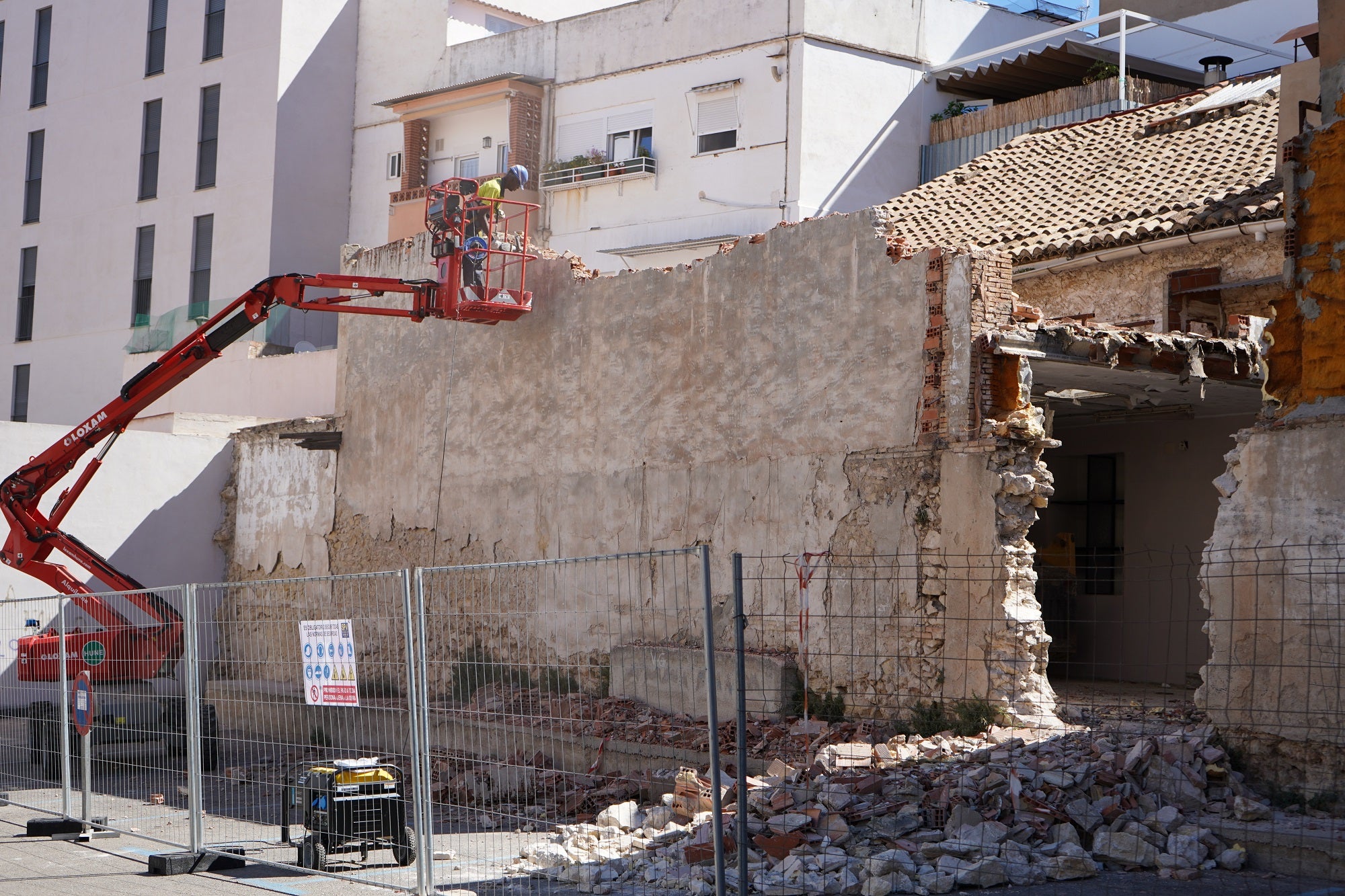 Actuaciones en nave junto al aparcamiento de la calle la Reina, tras requerimiento municipal.