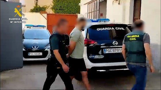 Los agentes trasladan a uno de los detenidos.