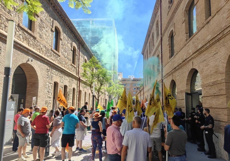 Protesta de agricultores frente a la Conselleria de Agricultura.