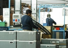 Trabajadores en un almacén.