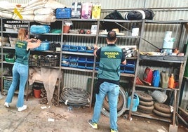 Agentes de la Guardia Civil en el punto de venta de los materiales robados.