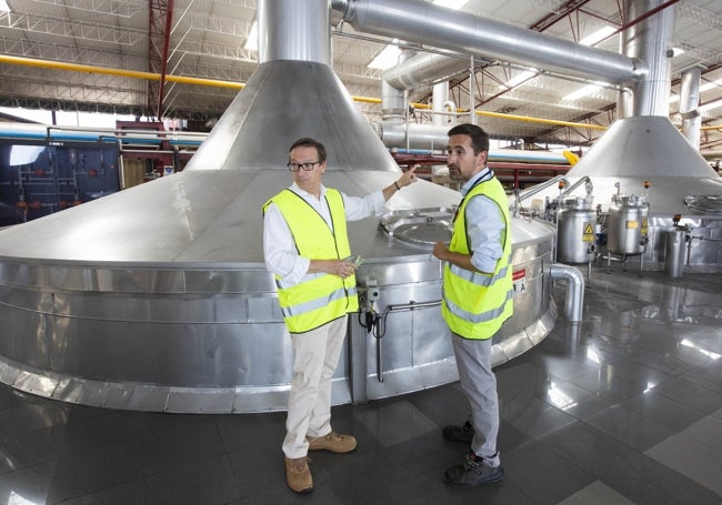 Fase de cocción en la planta de Quart de Poblet. En la foto, Pablo Mazo y Manuel García.