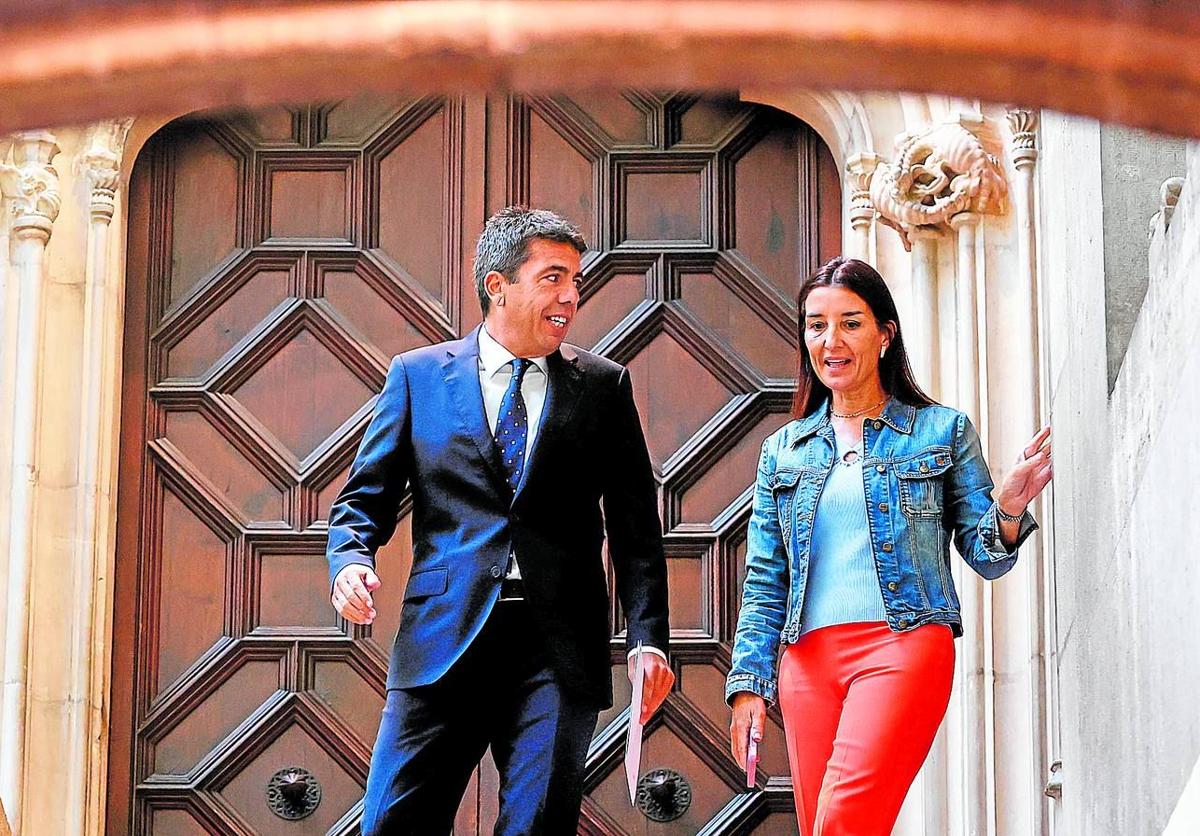 Carlos Mazón y Ruth Merino, en las escaleras del Palau.