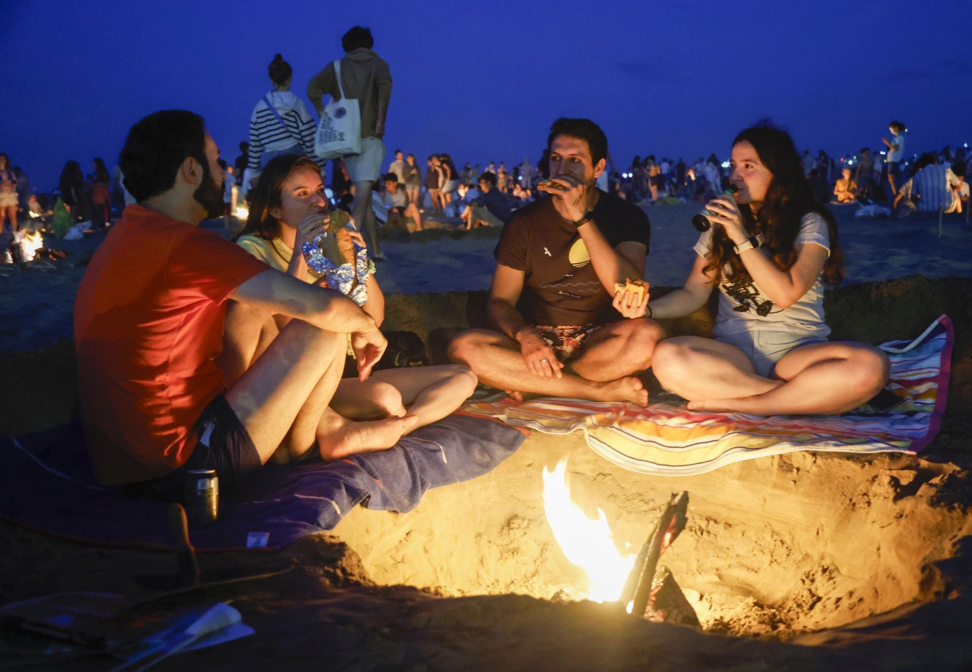 La noche de San Juan en Valencia, en imágenes