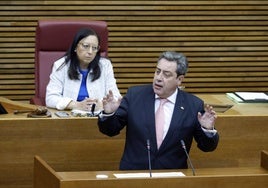 El síndic de Vox, José María Llanos, en la tribuna de Les Corts.