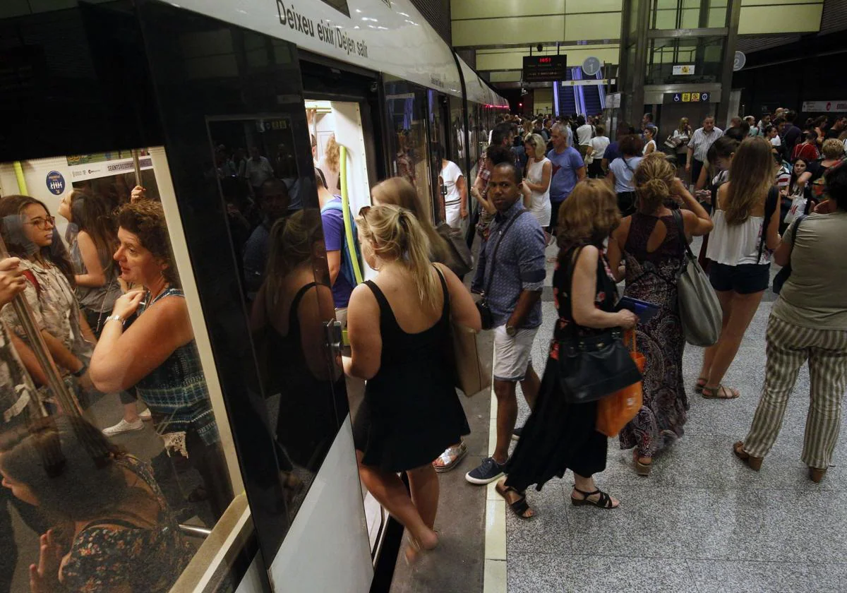 Horarios especiales de la EMT, metro y tranvía para la noche de San Juan en Valencia