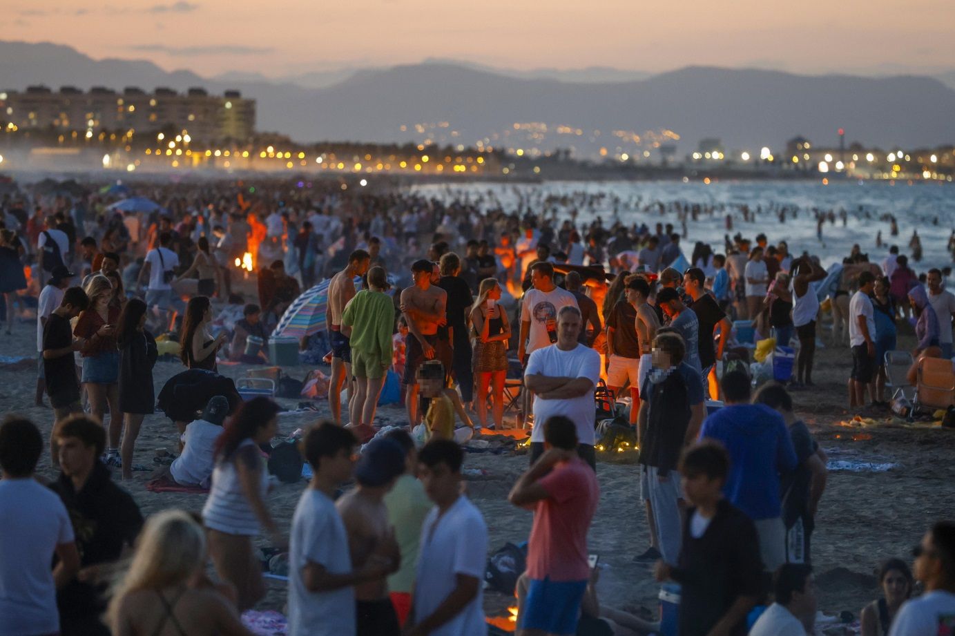 La noche de San Juan en Valencia, en imágenes