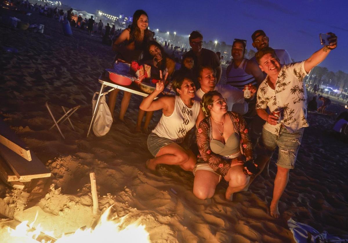 La noche de San Juan en Valencia, en imágenes