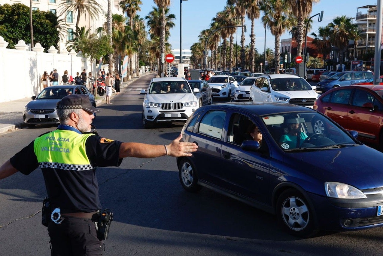 La noche de San Juan en Valencia, en imágenes