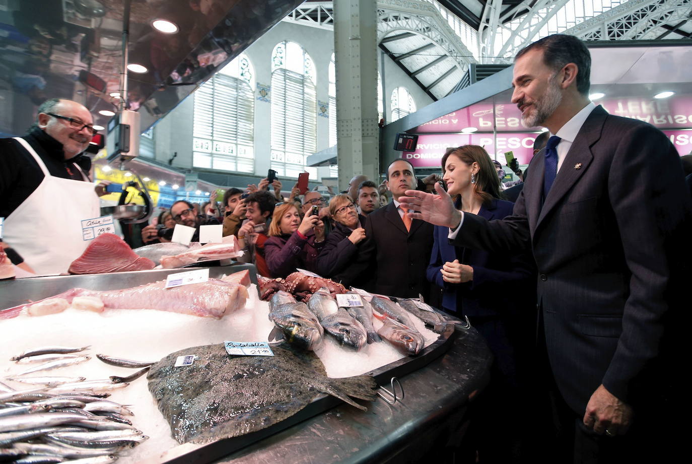 Visita al Mercado Central de los Reyes por la visita a Valencia para entregar los Premios Rei Jaume I en 2016.