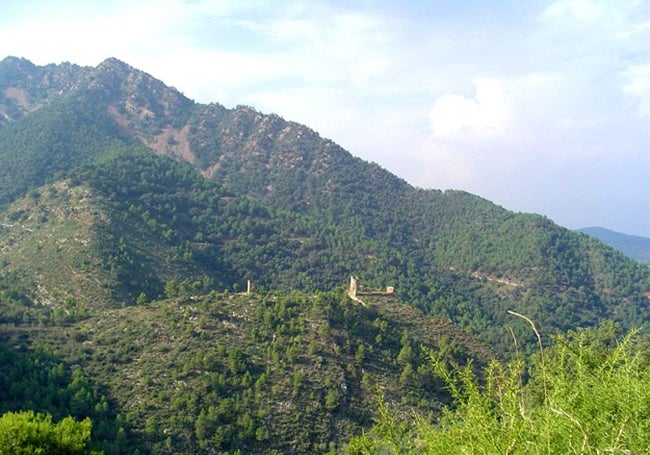 Vistas del castillo de Aín, en la sierra de Espadán.