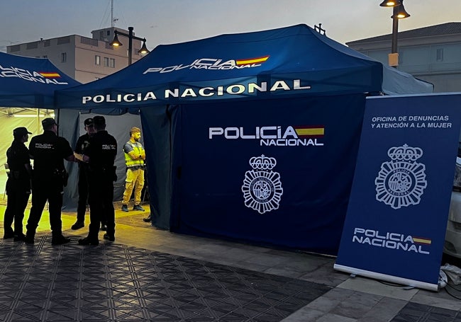 Puesto de la Policía Nacional para atender violencia contra la mujer, este domingo en la playa.