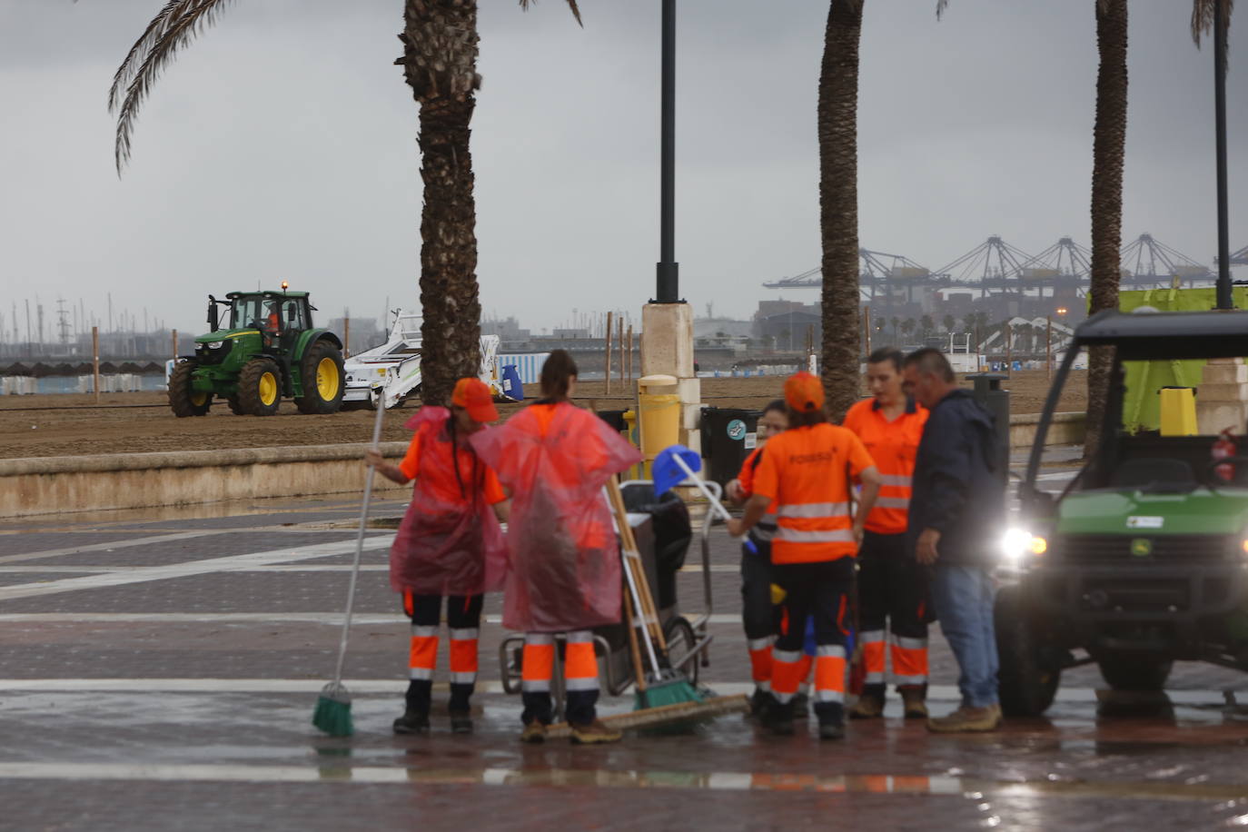 Fotos de la limpieza de basura en Valencia tras un San Juan multitudinario