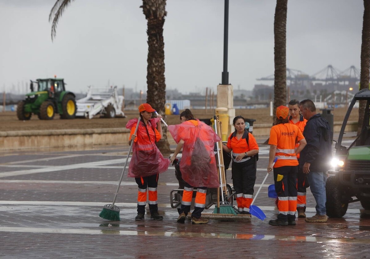 Valencia amanece con restos de basura tras una noche de San Juan con más de 140.000 personas