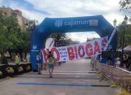 Pancarta instalda en la salida y meta de la carrera celebrada este sábado en Aielo.