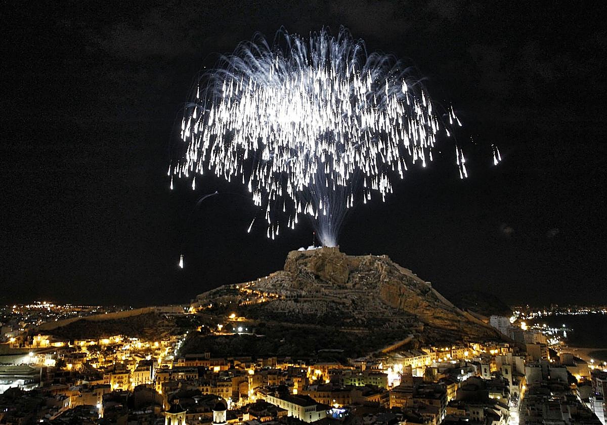Horario y desde dónde ver la palmera gigante con la que empieza la Nit de la Cremà de las Hogueras de Alicante 2024 | Final de las Hogueras de Alicante | Las Provincias