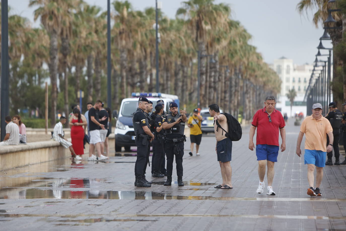 Fotos de la limpieza de basura en Valencia tras un San Juan multitudinario