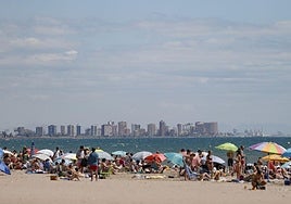 Primer domingo de verano en la playa de la Malvarrosa de Valencia.