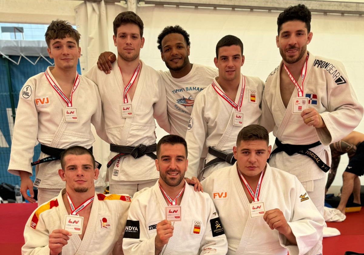 Valencia Club de Judo posando con las medallas.