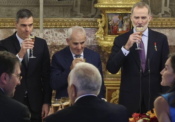 Pedro Sánchez y Felipe VI brindan durante el almuerzo con motivo del décimo aniversario de la proclamación del rey.