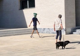 La salida del Palau de Justícia de Dénia del tercer arrestado por el crimen, tras quedar en libertad.