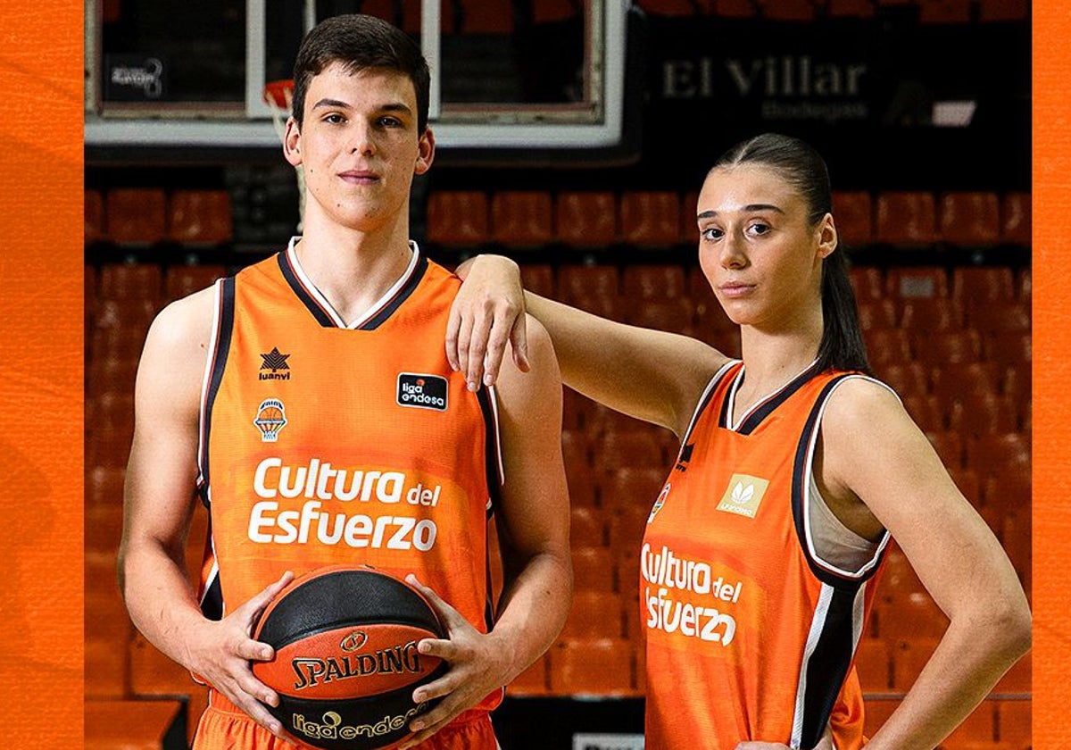 Jaime Pradilla y Raquel Carrera posan con la camiseta Valencia Basket de la temporada 24-25.