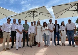 Foto de familia tras la presentación del XXV Trofeo SM La Reina en el Club Náutico de Valencia.