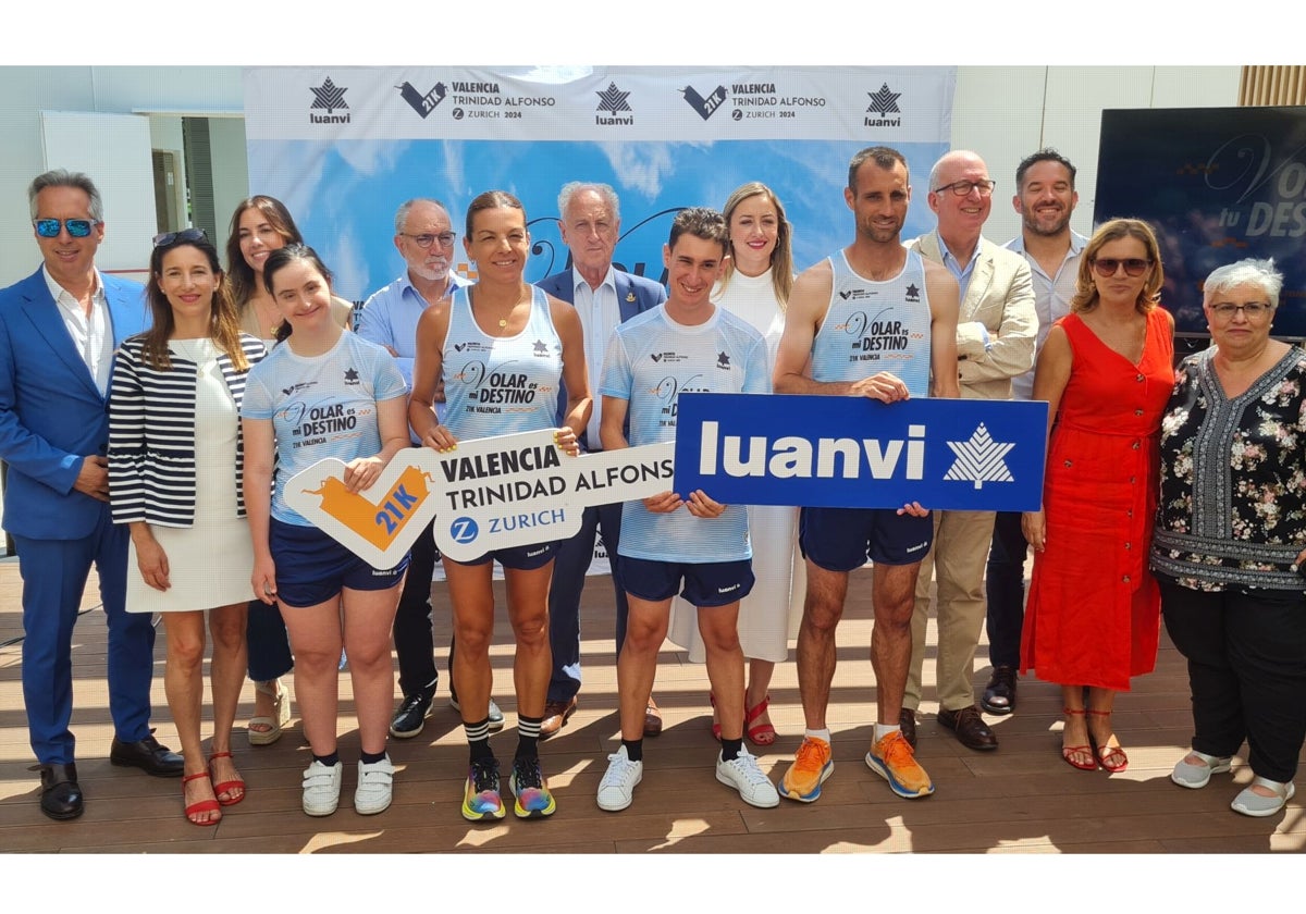 Foto de familia tras la presentación de la camiseta del Medio Maratón Valencia Trinidad Alfonso.