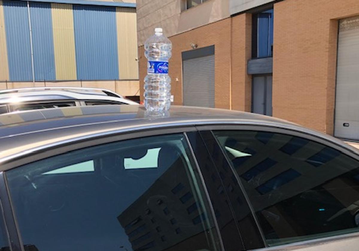 ¿Qué significa una botella en el techo de un coche aparcado?