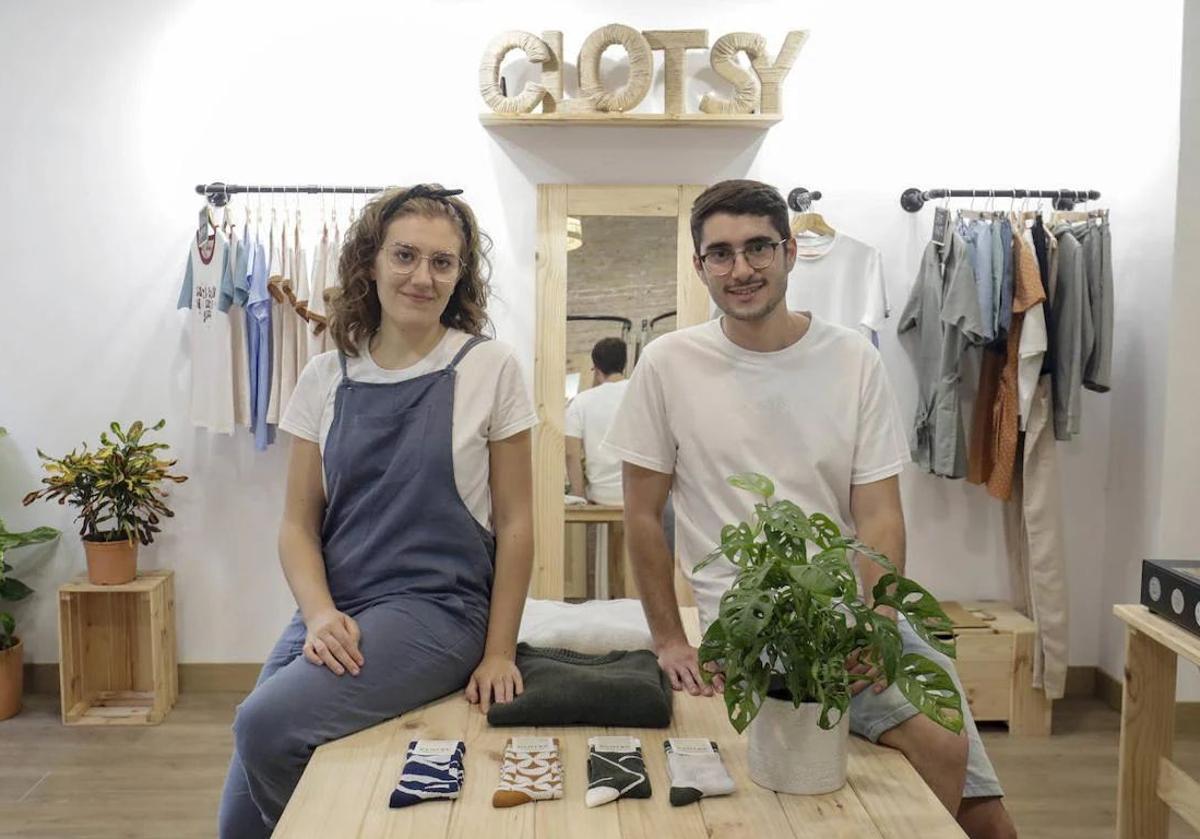 Imagen principal - Ángela Gómez y Alfonso Saura: «Hemos creado una alternativa sostenible en la moda»