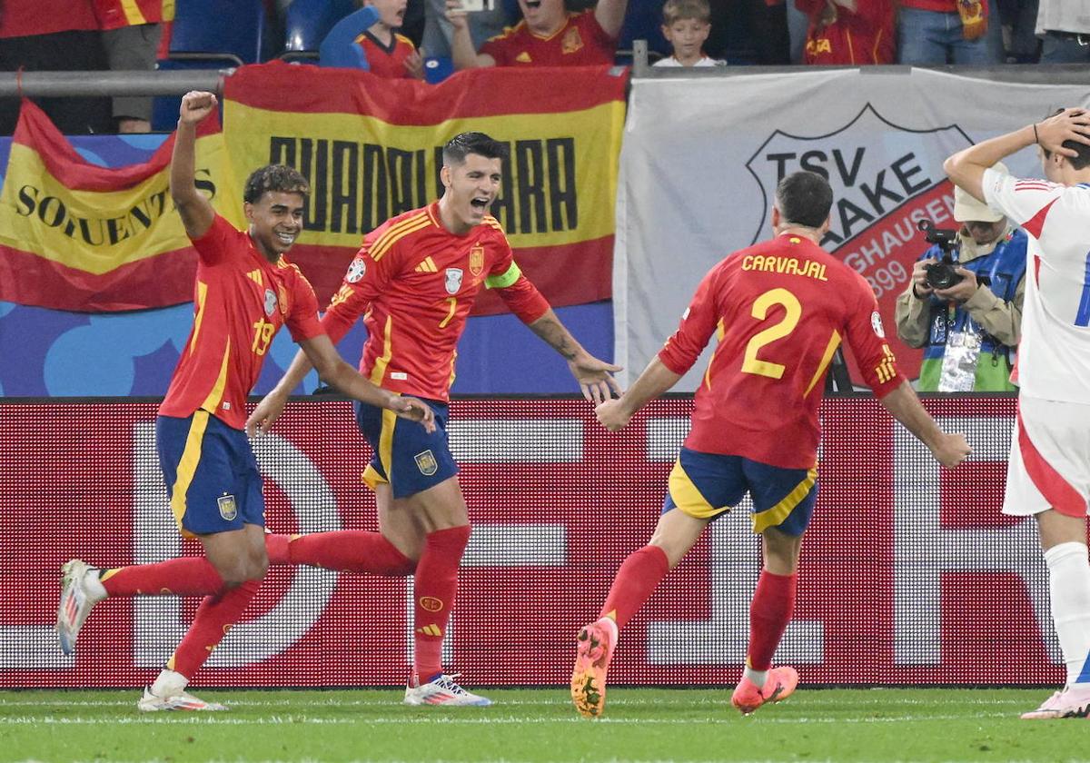 Lamine, Morata y Carvajal celebran un gol de España en la Eurocopa.