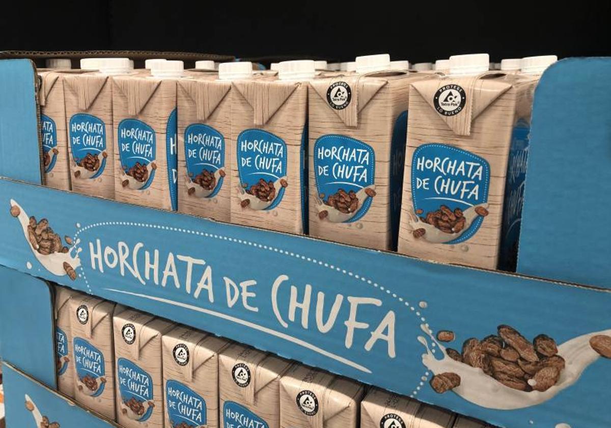 Horchata de chufa en el lineal de un supermercado de la compañía.