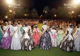 Preselecciones falleras ante el Palau de la Música.