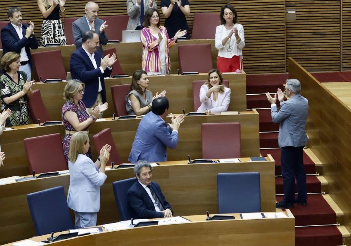 La bancada del PP en Les Corts aplaude a Catalá.