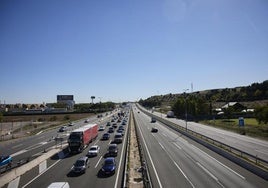 Desplazamiento de vehículos en una carretera española.