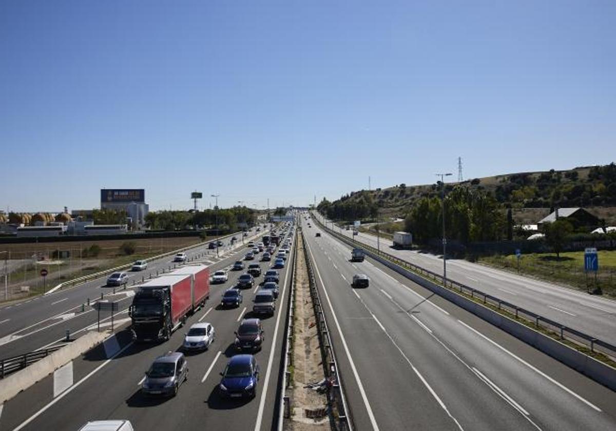 Desplazamiento de vehículos en una carretera española.