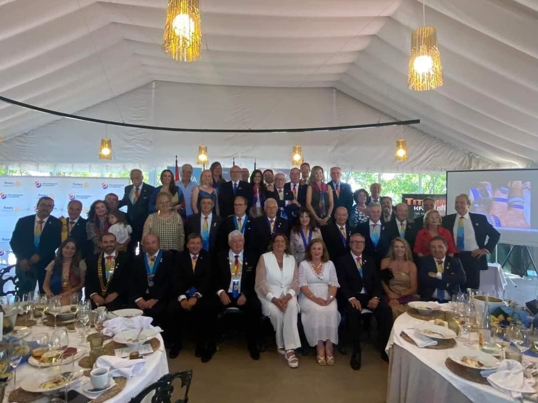 Foto de familia, en la cena del año pasado del Rotary en Xàtiva.