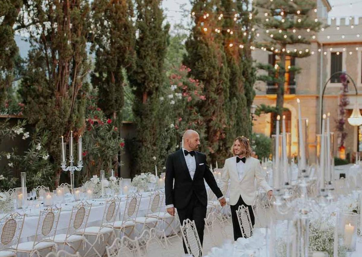 Imagen secundaria 1 - Así ha sido la exclusiva boda del peluquero de la fallera mayor de Valencia en Altea