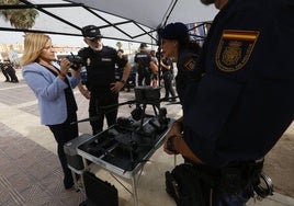 La delegada del Gobierno, Pilar Bernabé, durante la presentación de la operación verano.