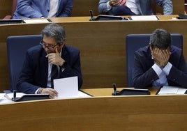 El vicepresidente voxistas Vicente Barrera y el presidente populares Carlos Mazón, en Les Corts.