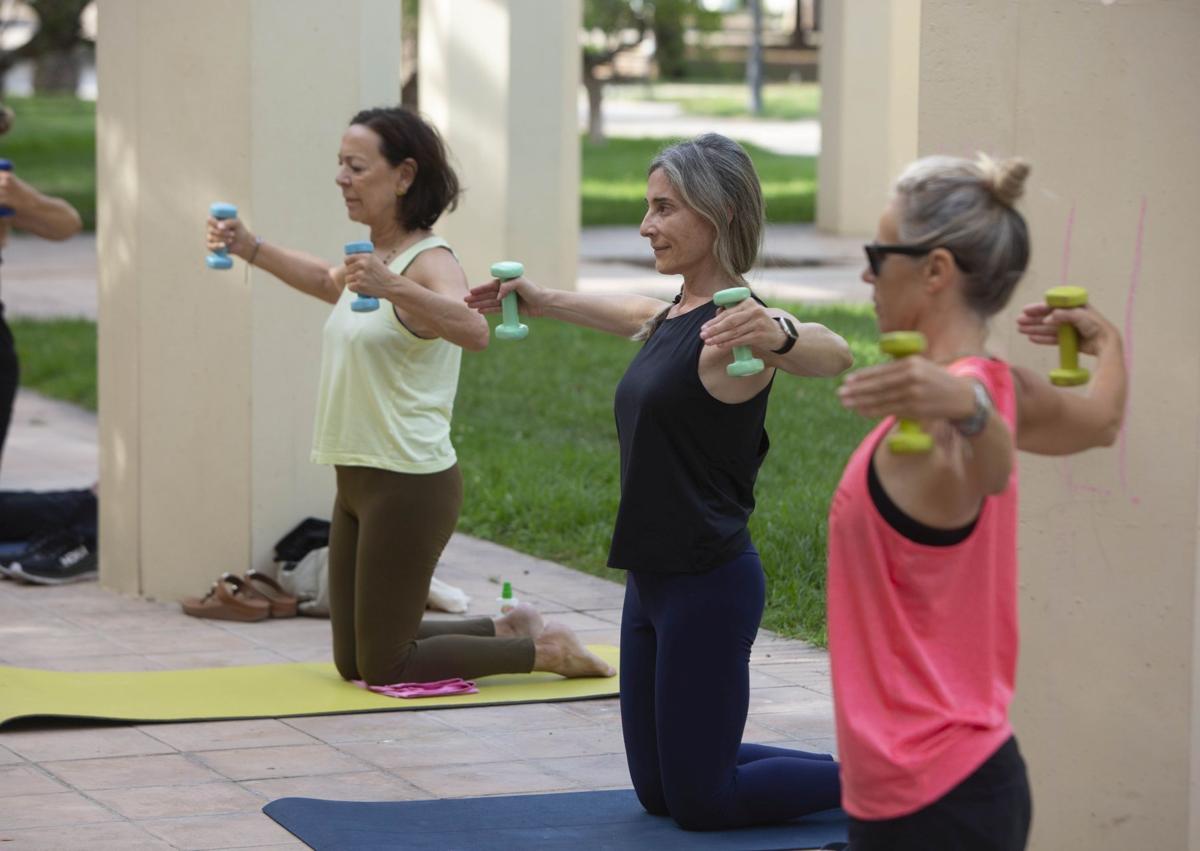 Imagen secundaria 1 - Clase de Potipilates en el río Turia, en Valencia.