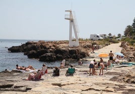 Imagen de archivo de la playa del Trampolí, que hoy se ha cerrado al baño.