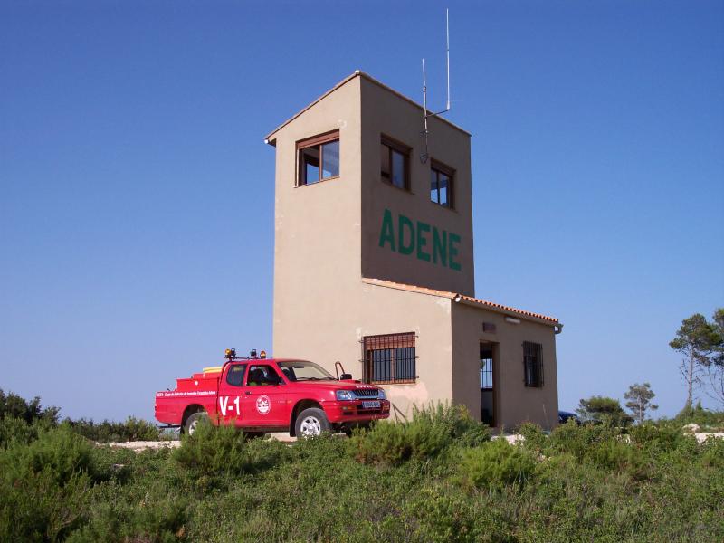 Torre de vigilancia y uno de los vehículos de AENE.