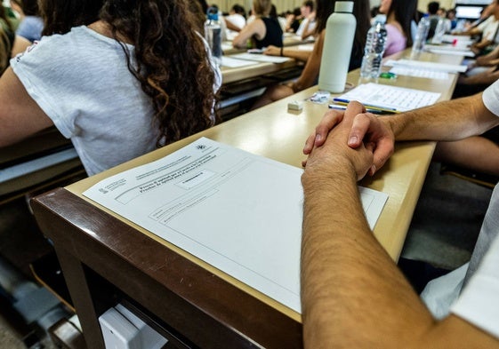 Alumnos de la convocatoria de junio de la selectividad, poco antes de empezar el primer examen.